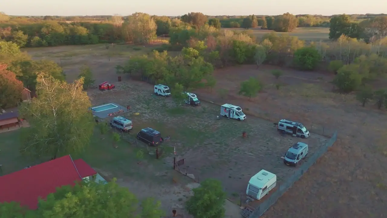 Dronebeeld van camperplaats met zwembad